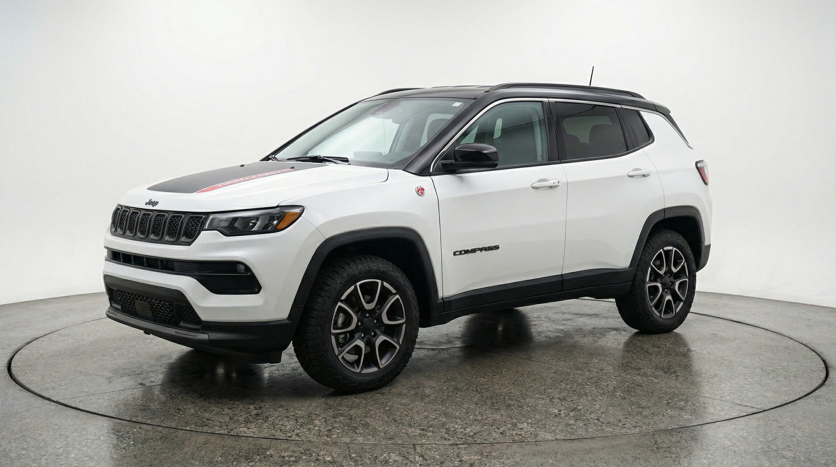 Used 2025 Jeep Compass Trailhawk image 3