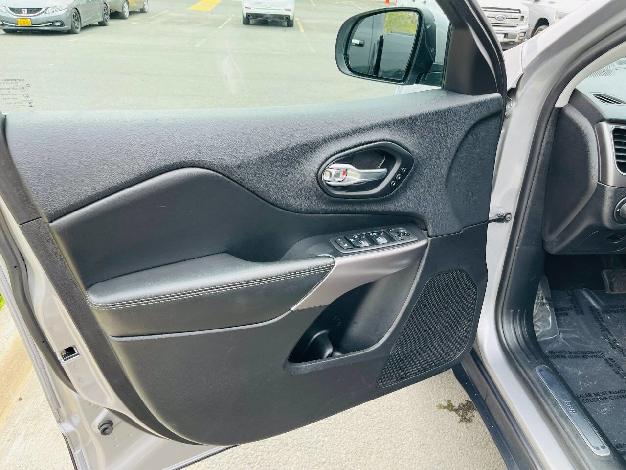 Used 2019 Jeep Cherokee Limited image 19