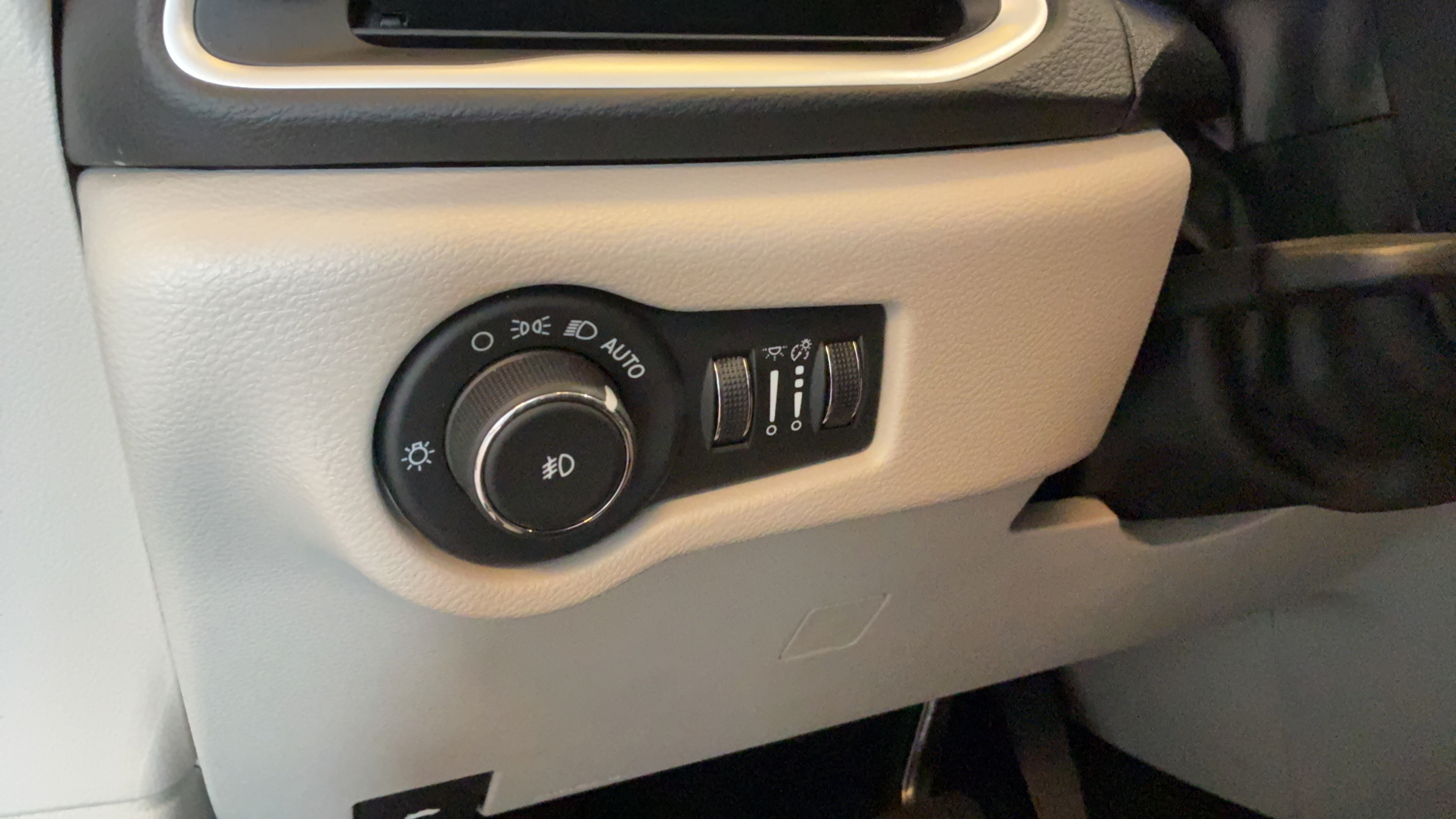 Used 2024 Chrysler Pacifica Touring-L FWD image 19