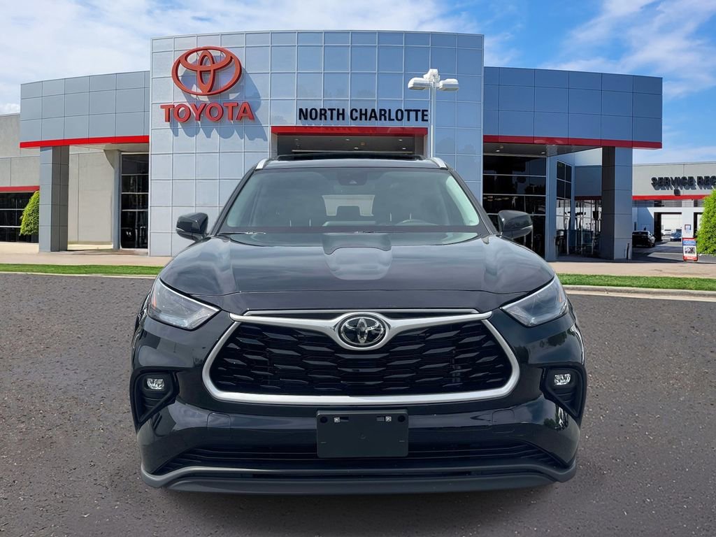 Used 2023 Toyota Highlander XLE image 3
