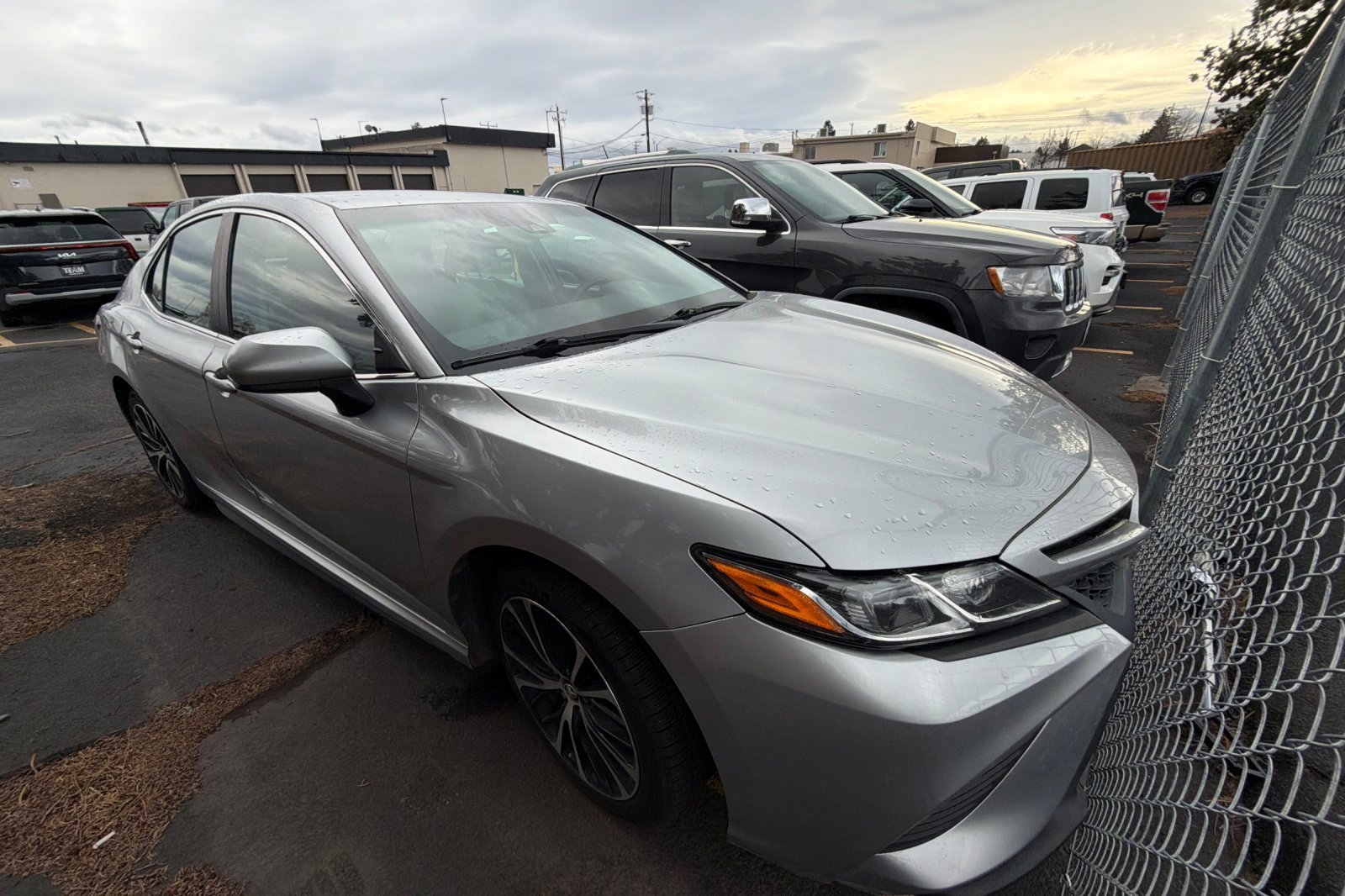 Used 2018 Toyota Camry SE image 2
