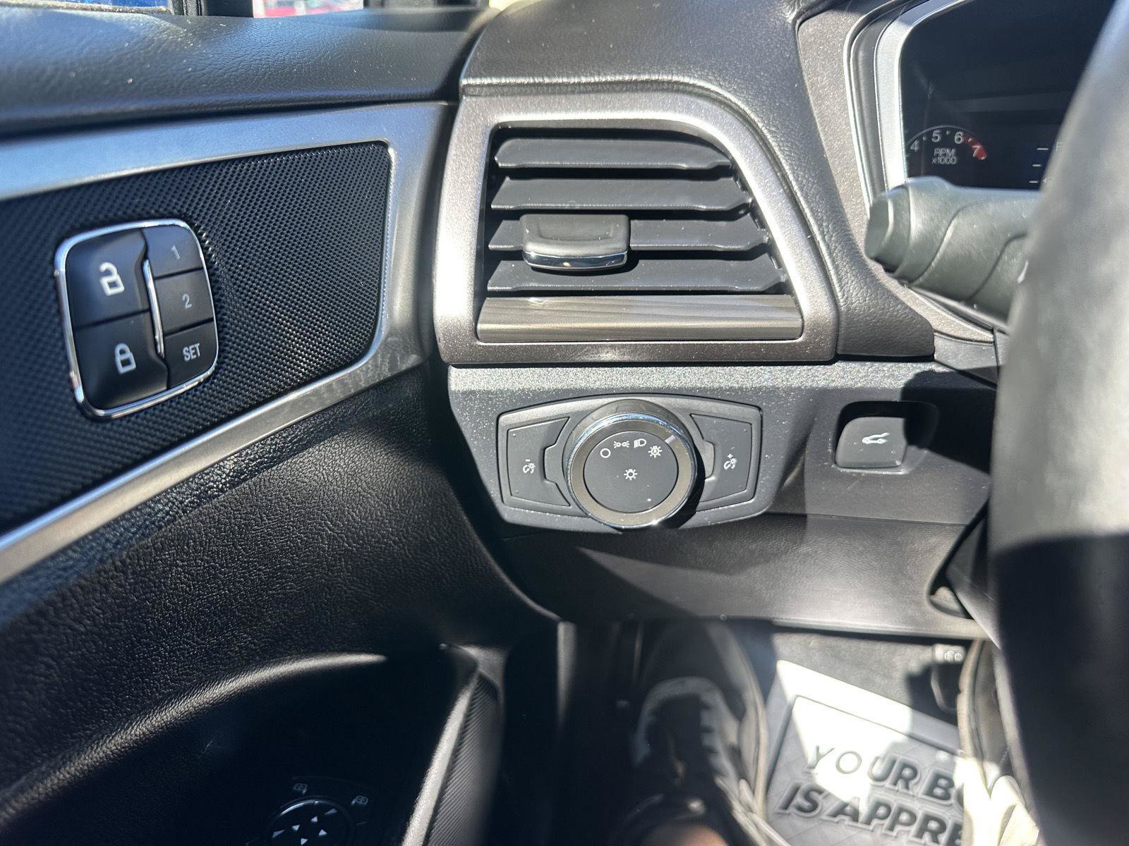 Used 2020 Ford Fusion SEL FWD image 18