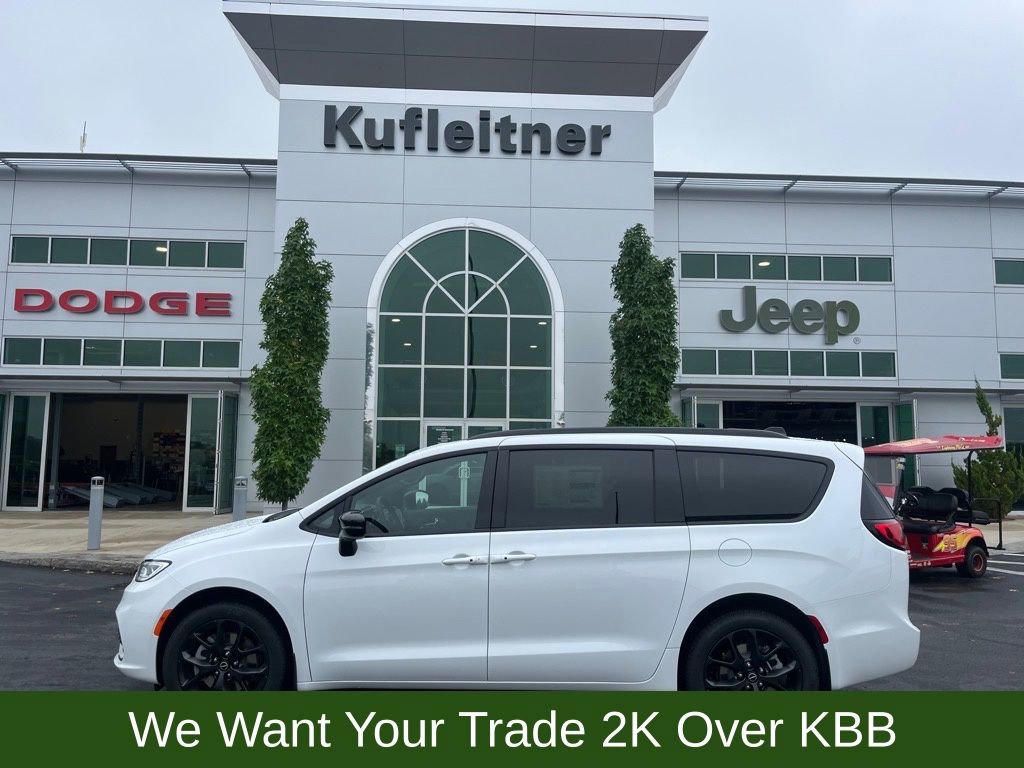 New 2026 Chrysler Pacifica Select w/ S Appearance Package