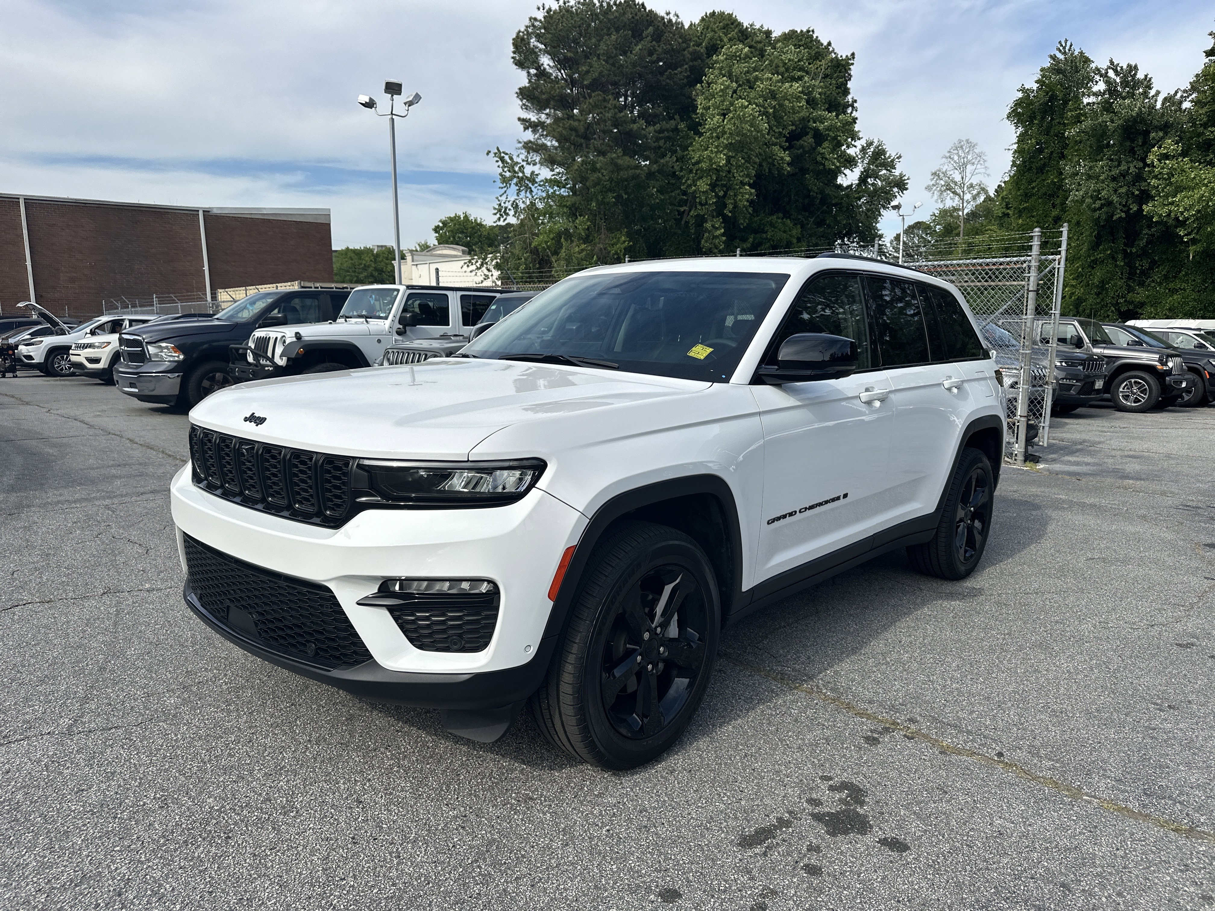 Used 2023 Jeep Grand Cherokee Limited w/ Luxury Tech Group II RWD image 5