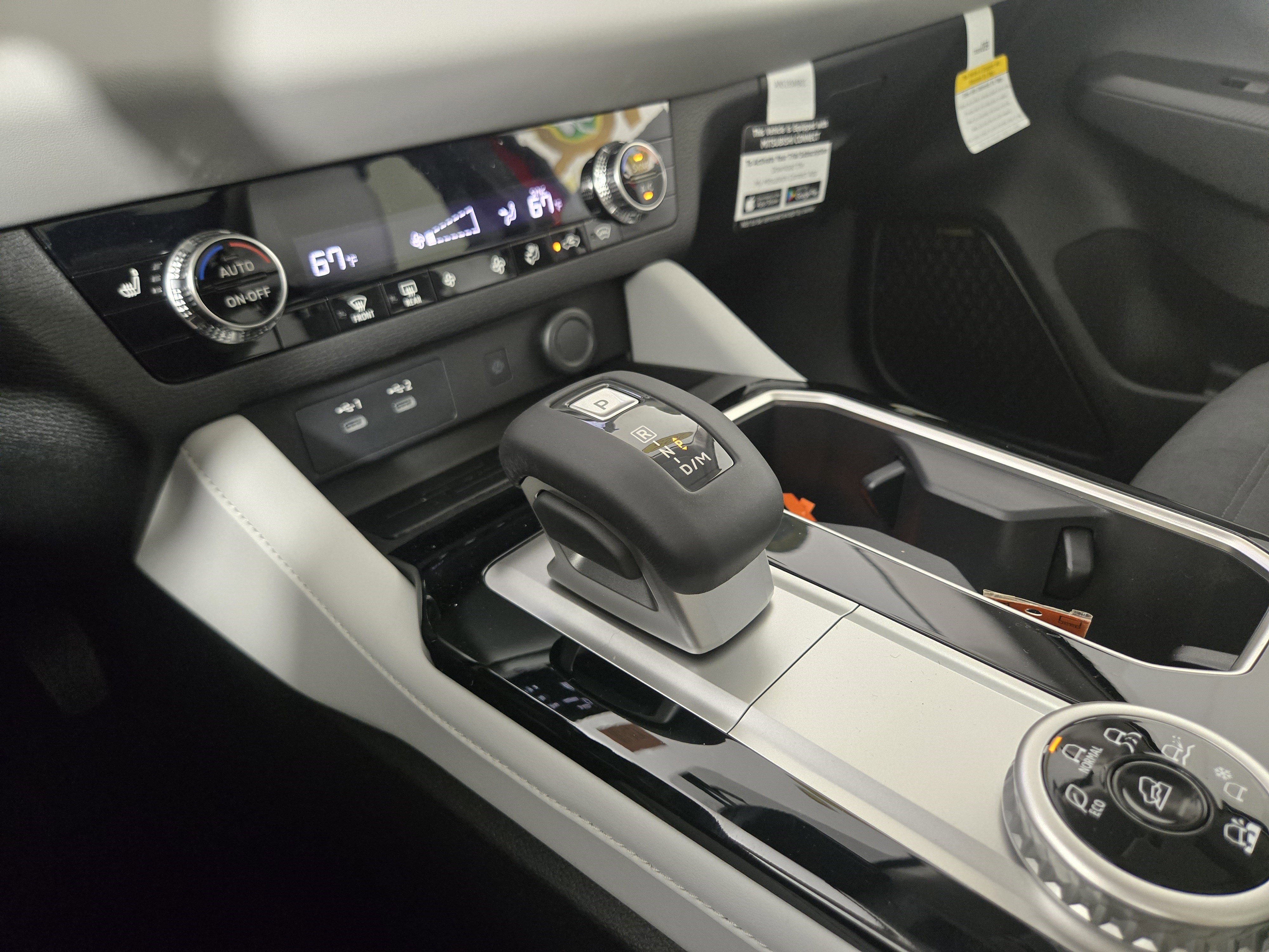 New 2025 Mitsubishi Outlander SE image 24