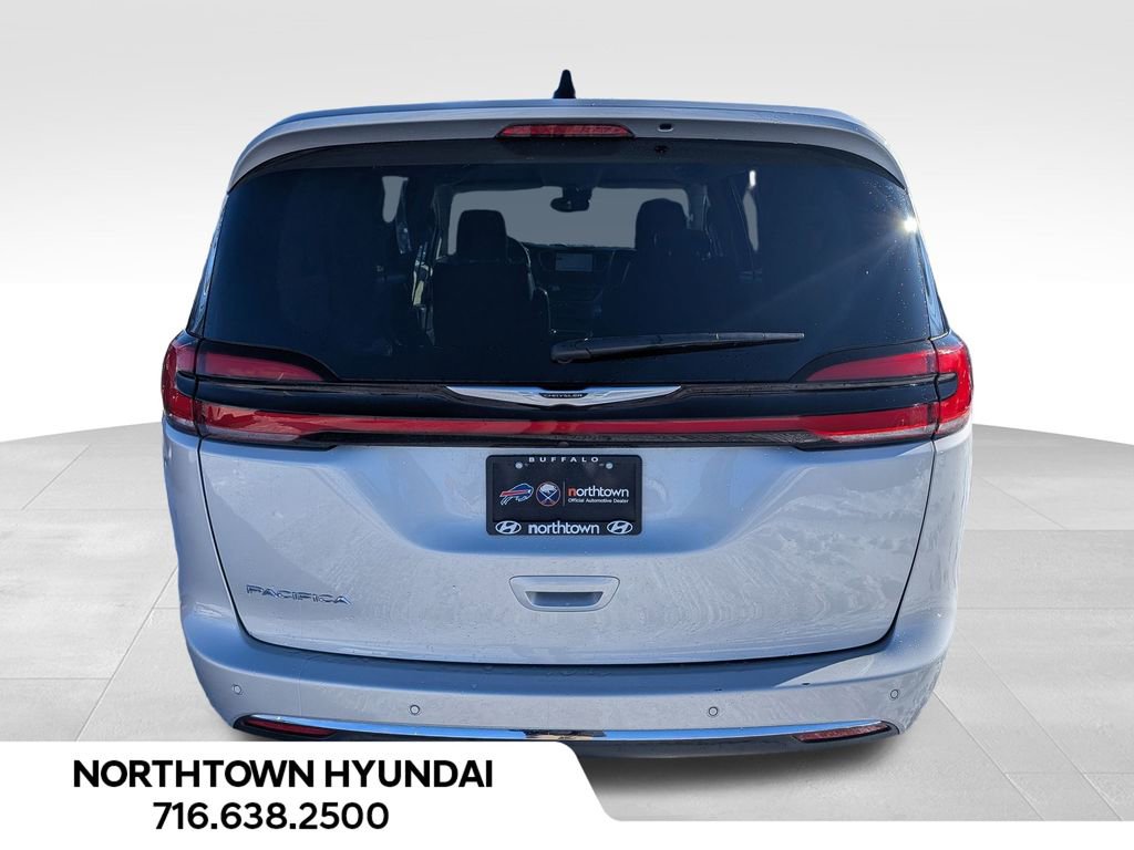 Used 2024 Chrysler Pacifica Touring-L image 15