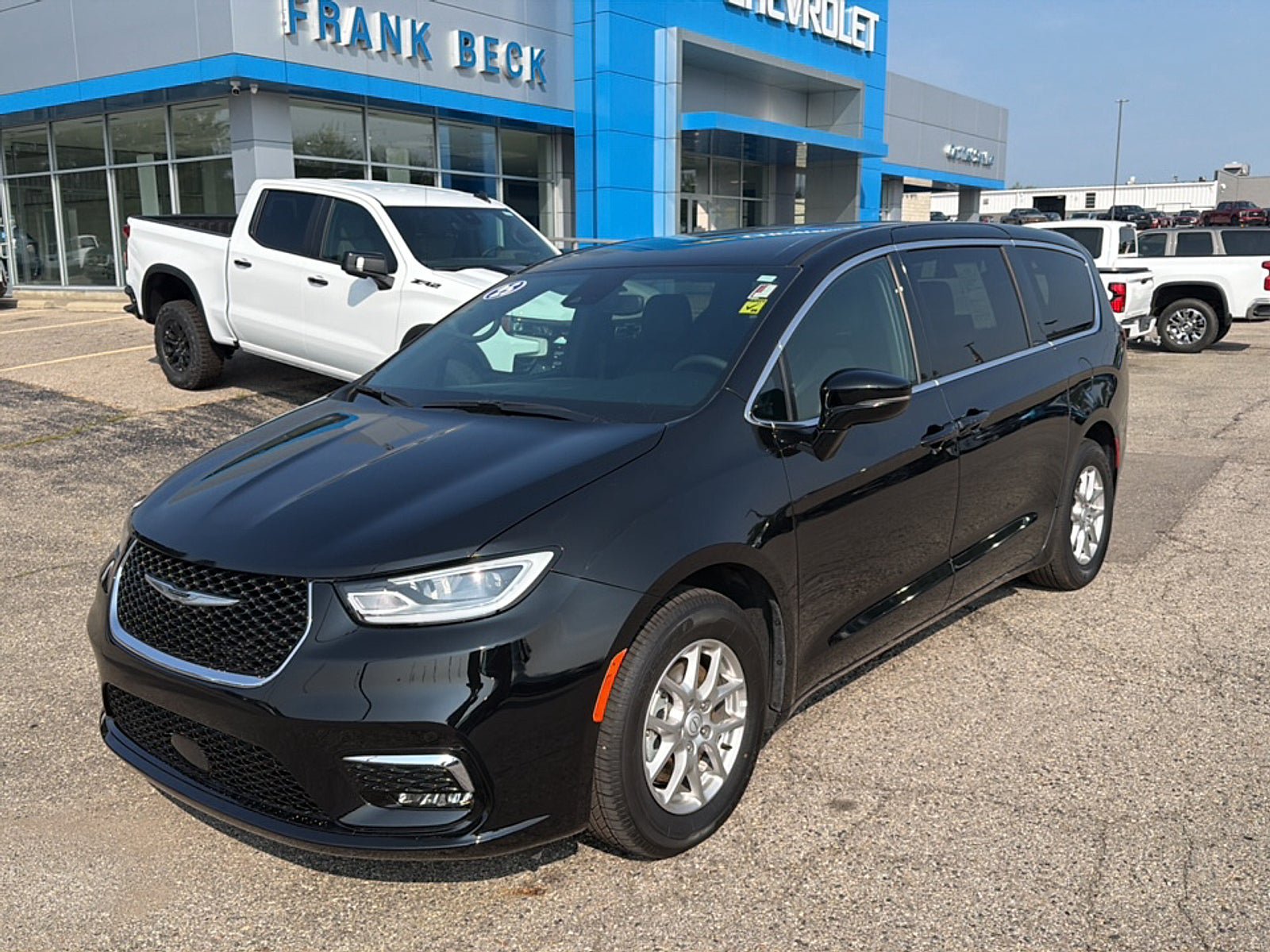Used 2025 Chrysler Pacifica Select FWD image 1