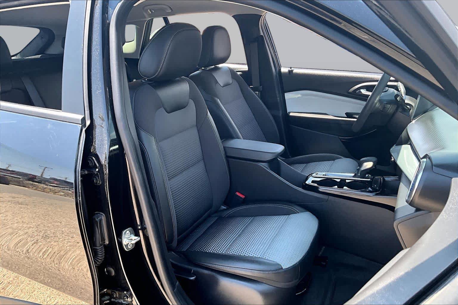 Used 2025 Chevrolet Trax LT FWD image 9