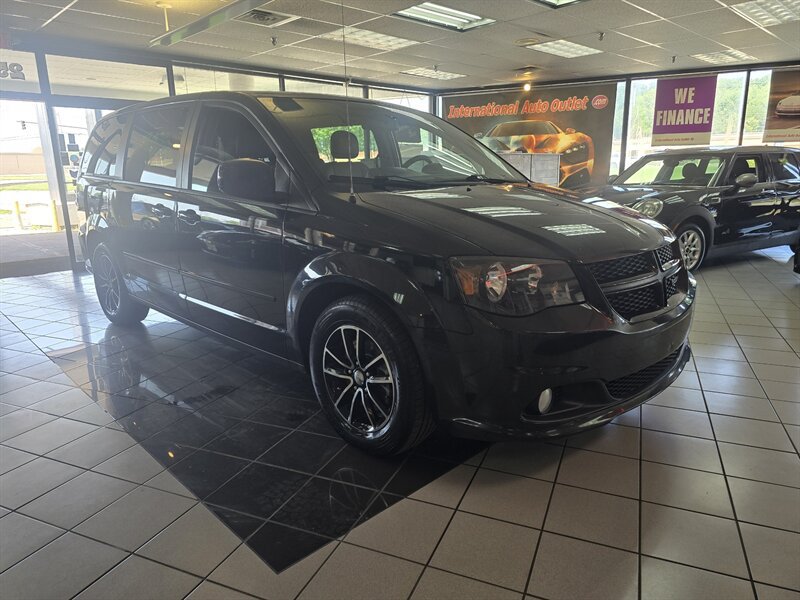 Used 2017 Dodge Grand Caravan SXT w/ Driver Convenience Group FWD image 3