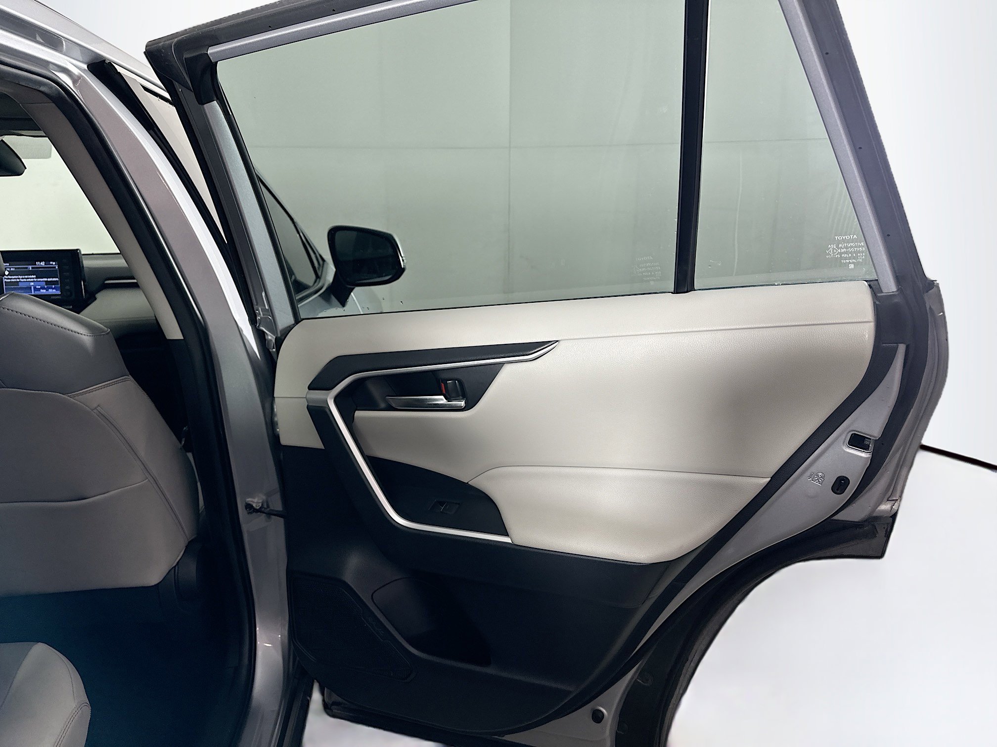 Used 2022 Toyota RAV4 XLE Premium image 30