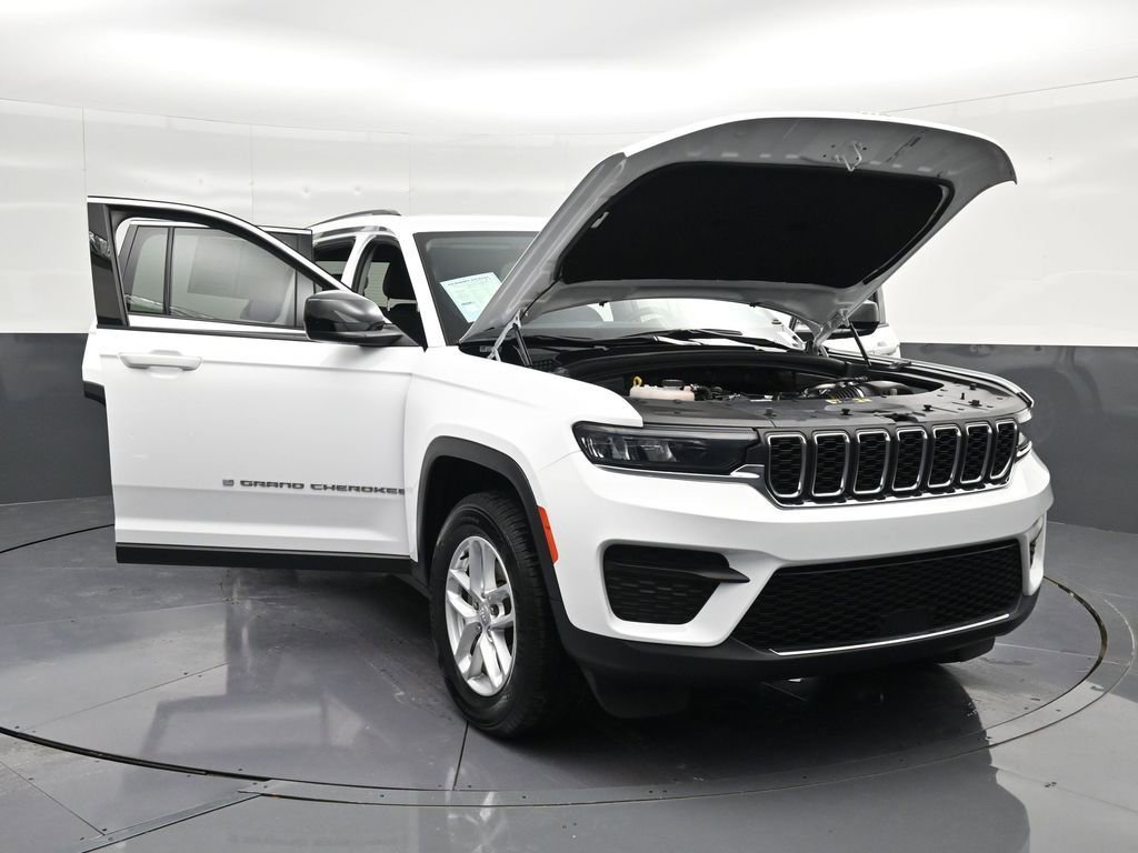 Used 2023 Jeep Grand Cherokee Laredo AWD/4WD image 41