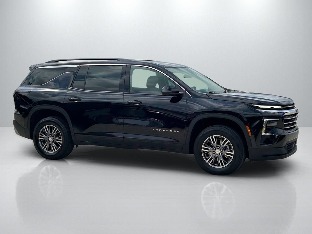 Used 2025 Chevrolet Traverse LT FWD image 4