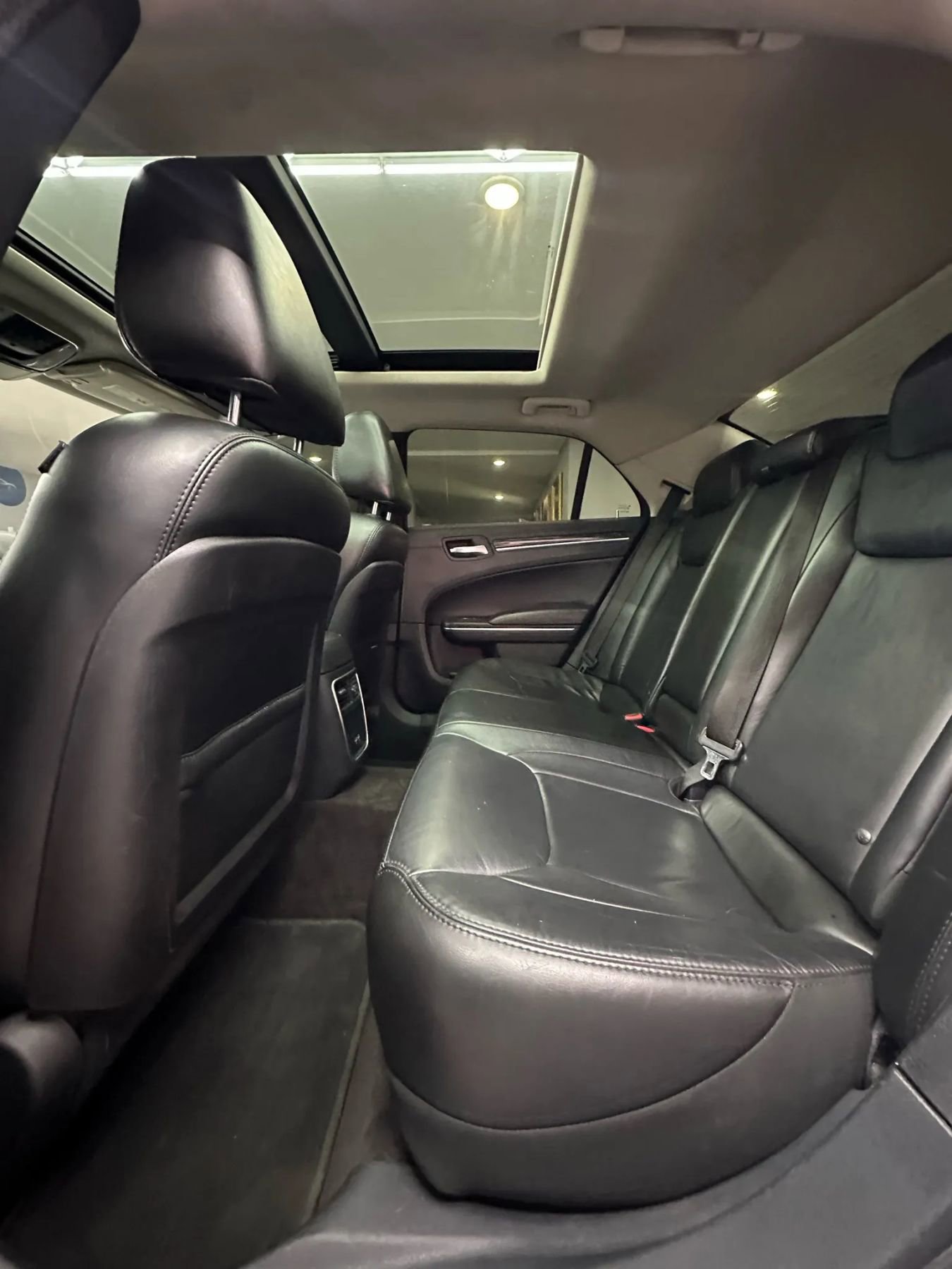 Used 2016 Chrysler 300 Limited image 25