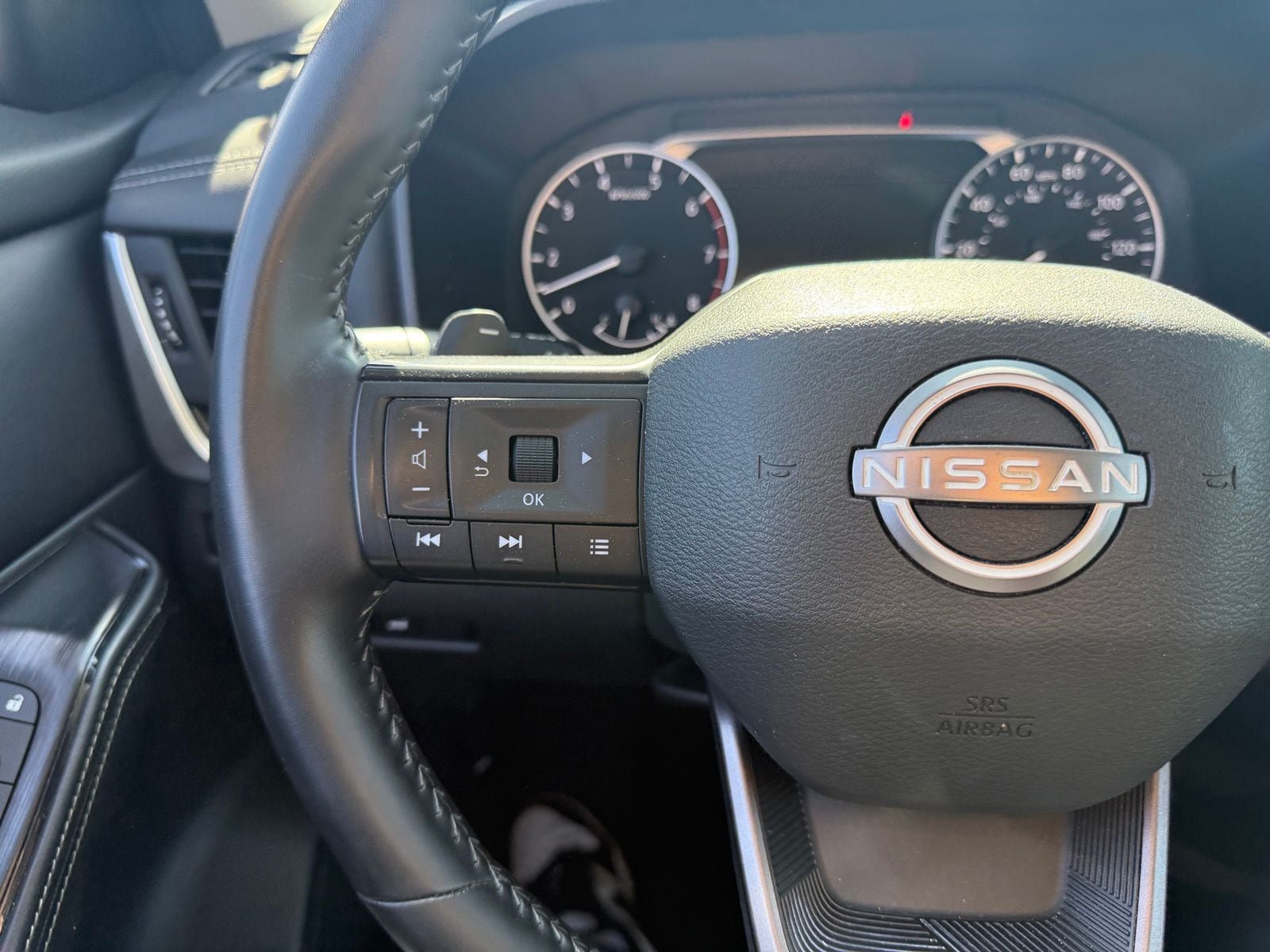 Certified 2025 Nissan Rogue SV FWD image 16