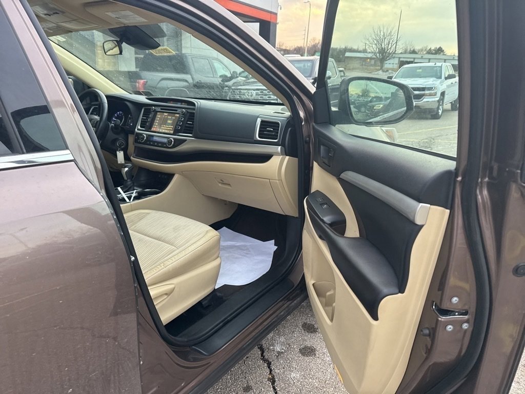 Used 2018 Toyota Highlander Plus image 17