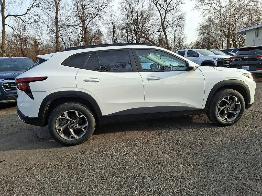 Used 2024 Chevrolet Trax LT w/ Driver Confidence Package image 9