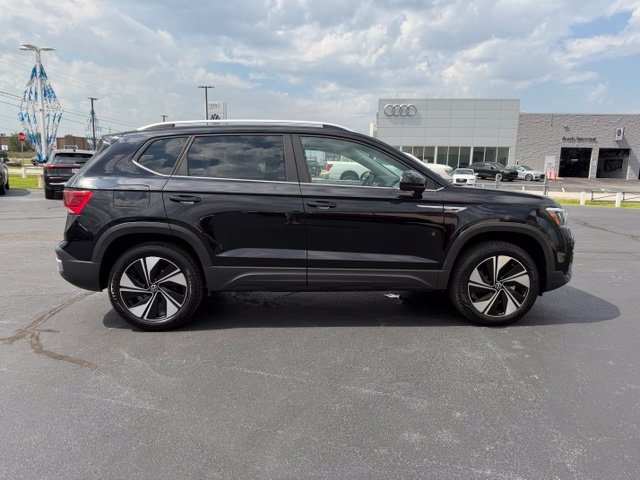 Used 2023 Volkswagen Taos SE w/ Panoramic Sunroof Package AWD/4WD image 9
