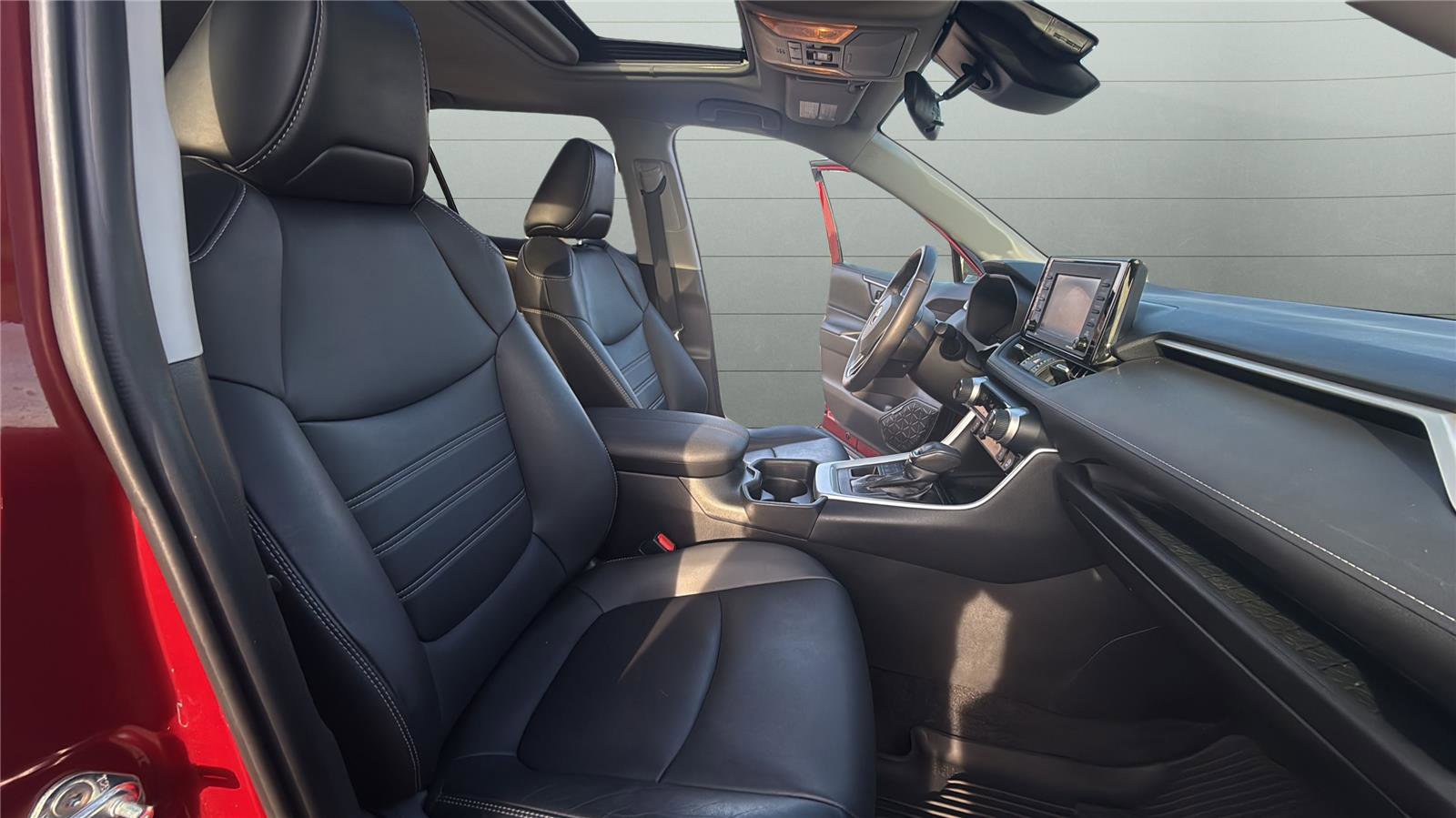 Used 2021 Toyota RAV4 XLE Premium image 23