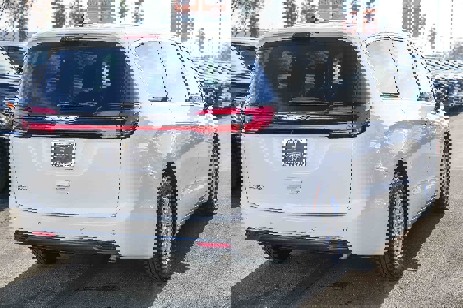 Used 2024 Chrysler Pacifica Touring-L image 4