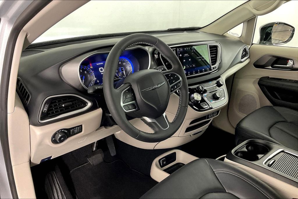 Used 2024 Chrysler Pacifica Touring-L image 18