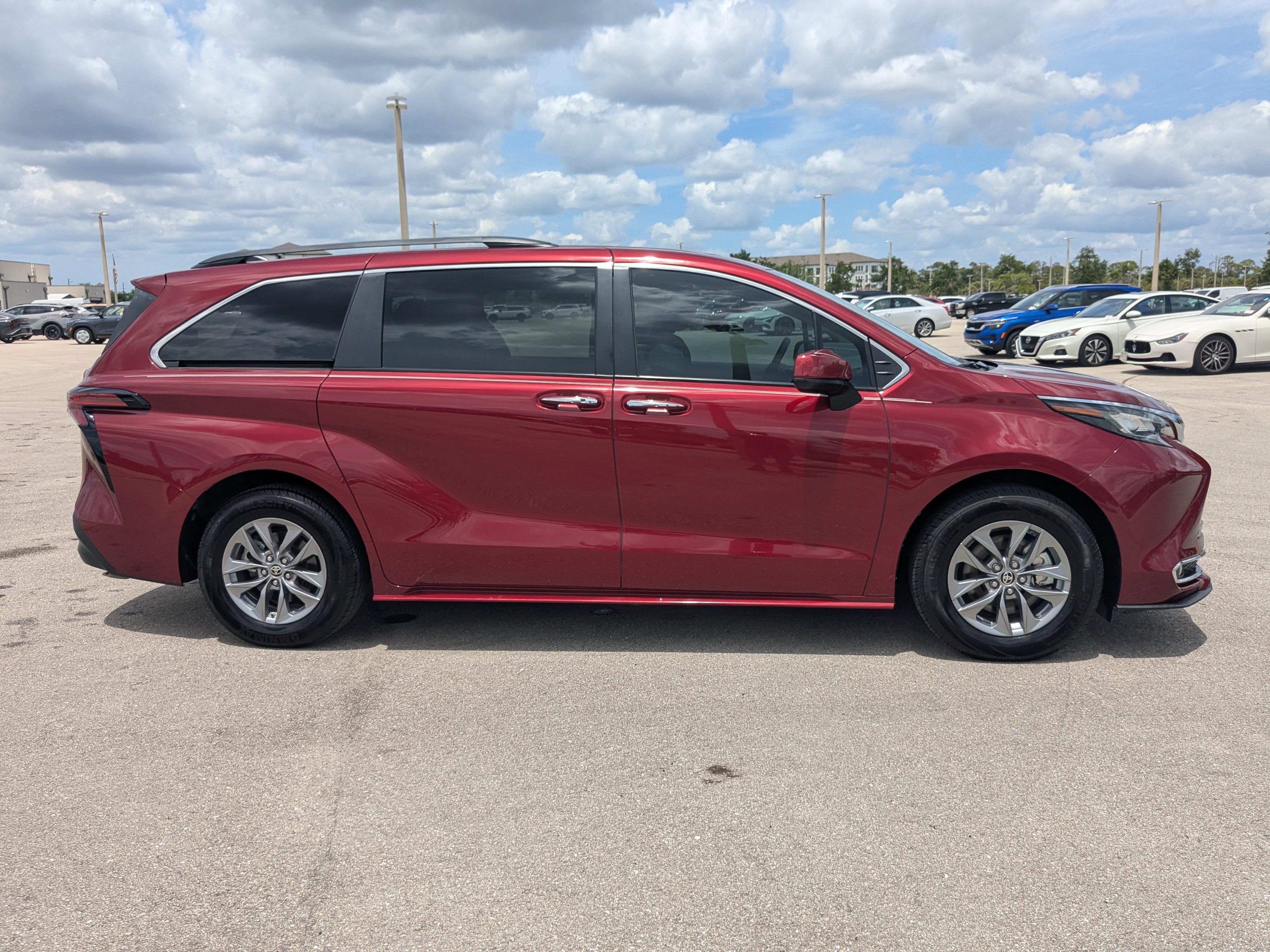 Used 2022 Toyota Sienna XLE FWD image 4