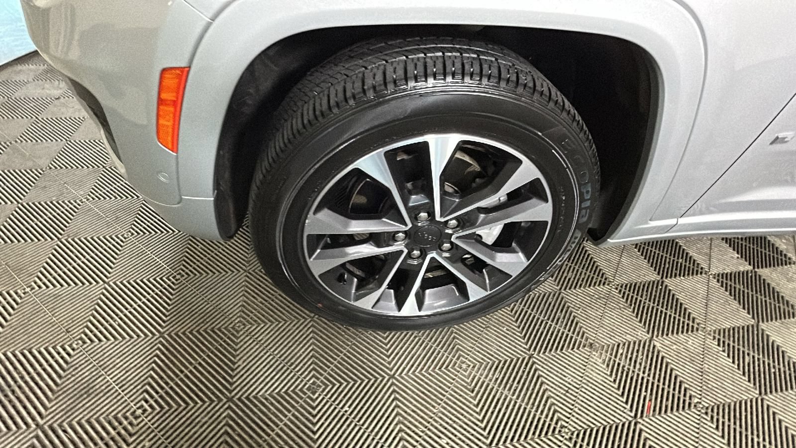 Used 2023 Jeep Grand Cherokee Overland AWD/4WD image 10