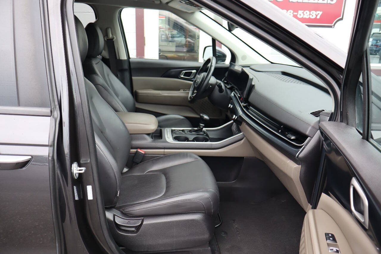 Used 2025 Kia Carnival FWD image 8
