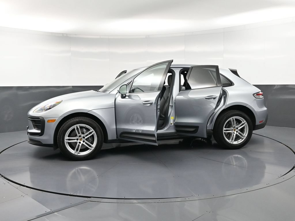 Certified 2025 Porsche Macan AWD/4WD image 35
