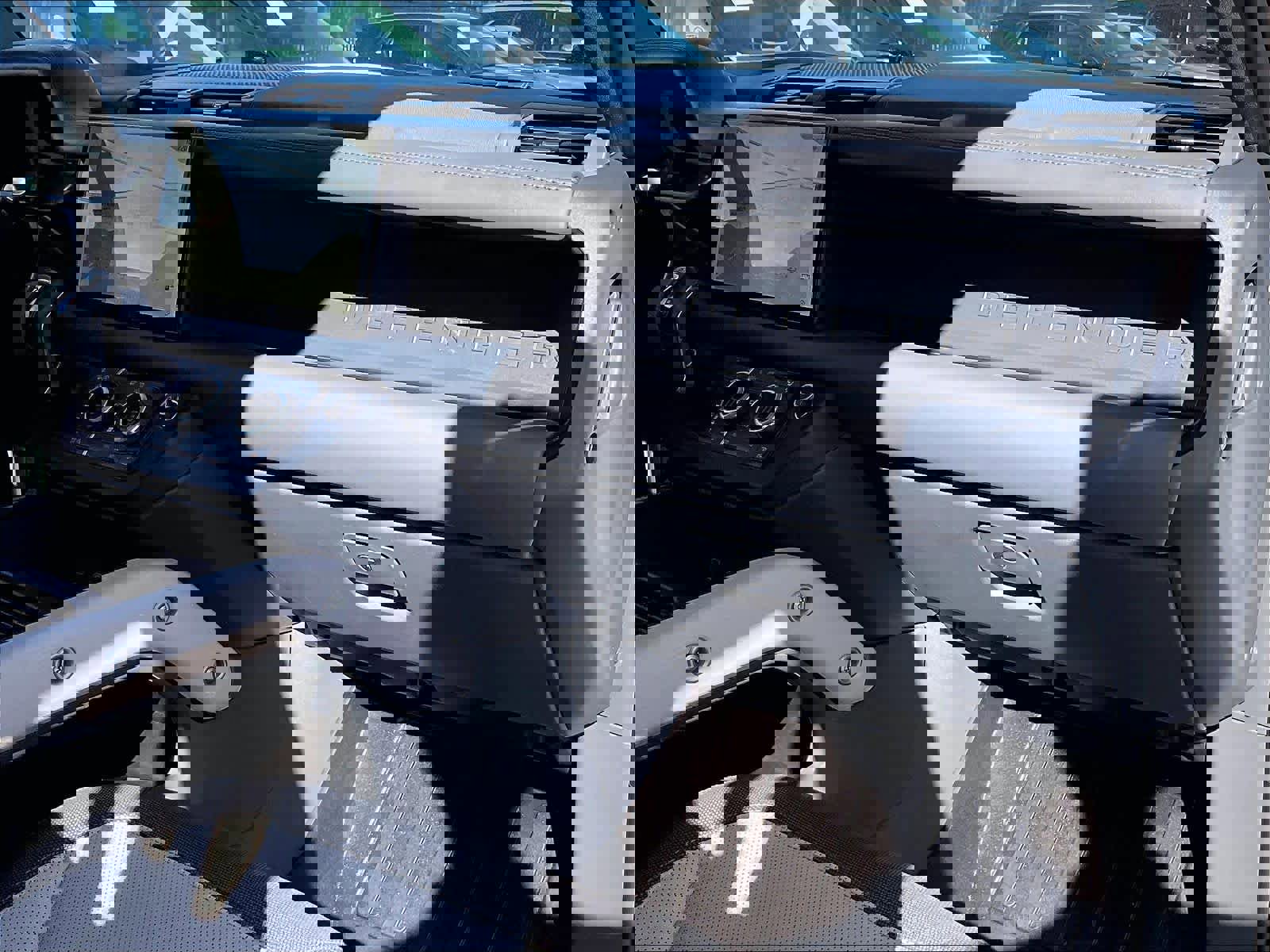 Used 2023 Land Rover Defender 130 X-Dynamic SE image 18