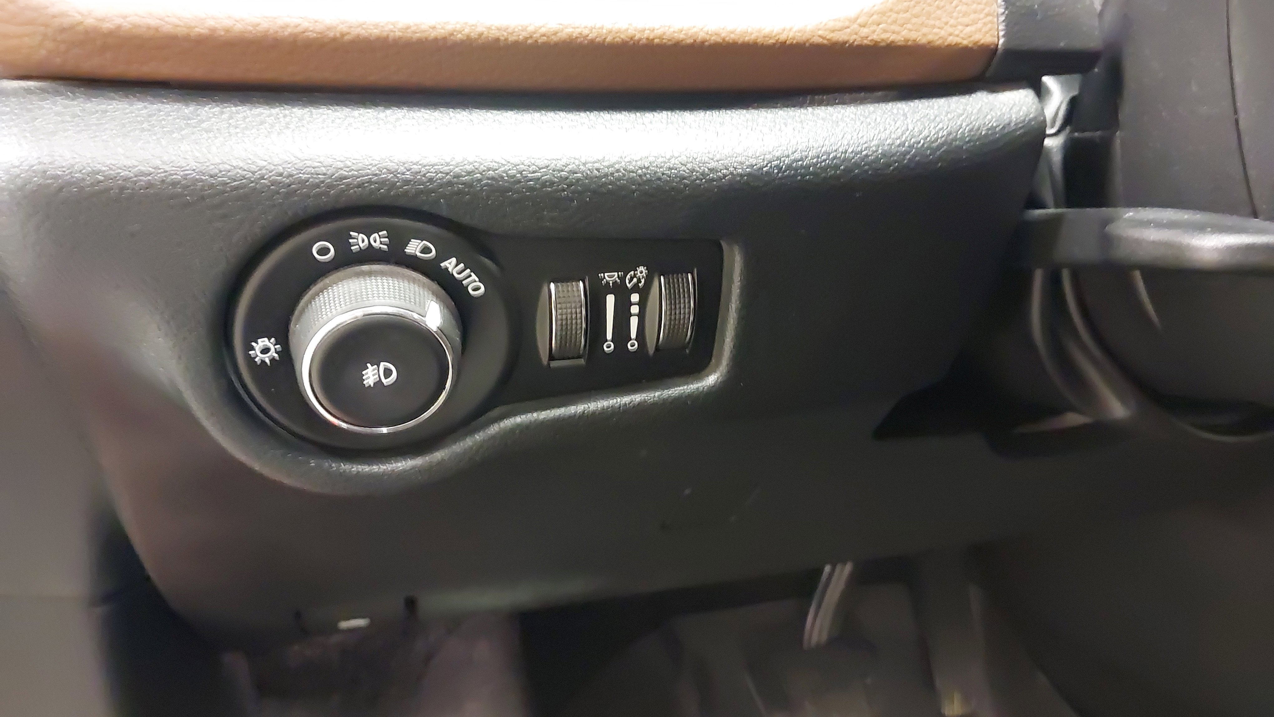 Used 2017 Chrysler Pacifica Limited w/ UConnect Theater Package image 23