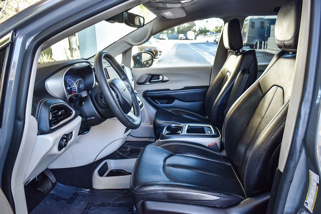 Used 2022 Chrysler Pacifica Touring-L image 16