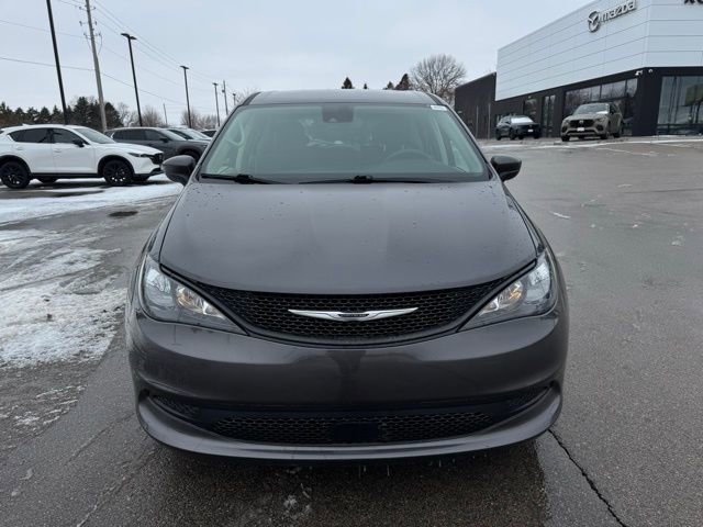 Used 2023 Chrysler Voyager LX image 32