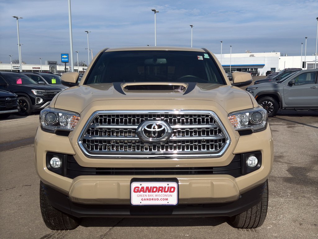 Used 2016 Toyota Tacoma TRD Sport image 3