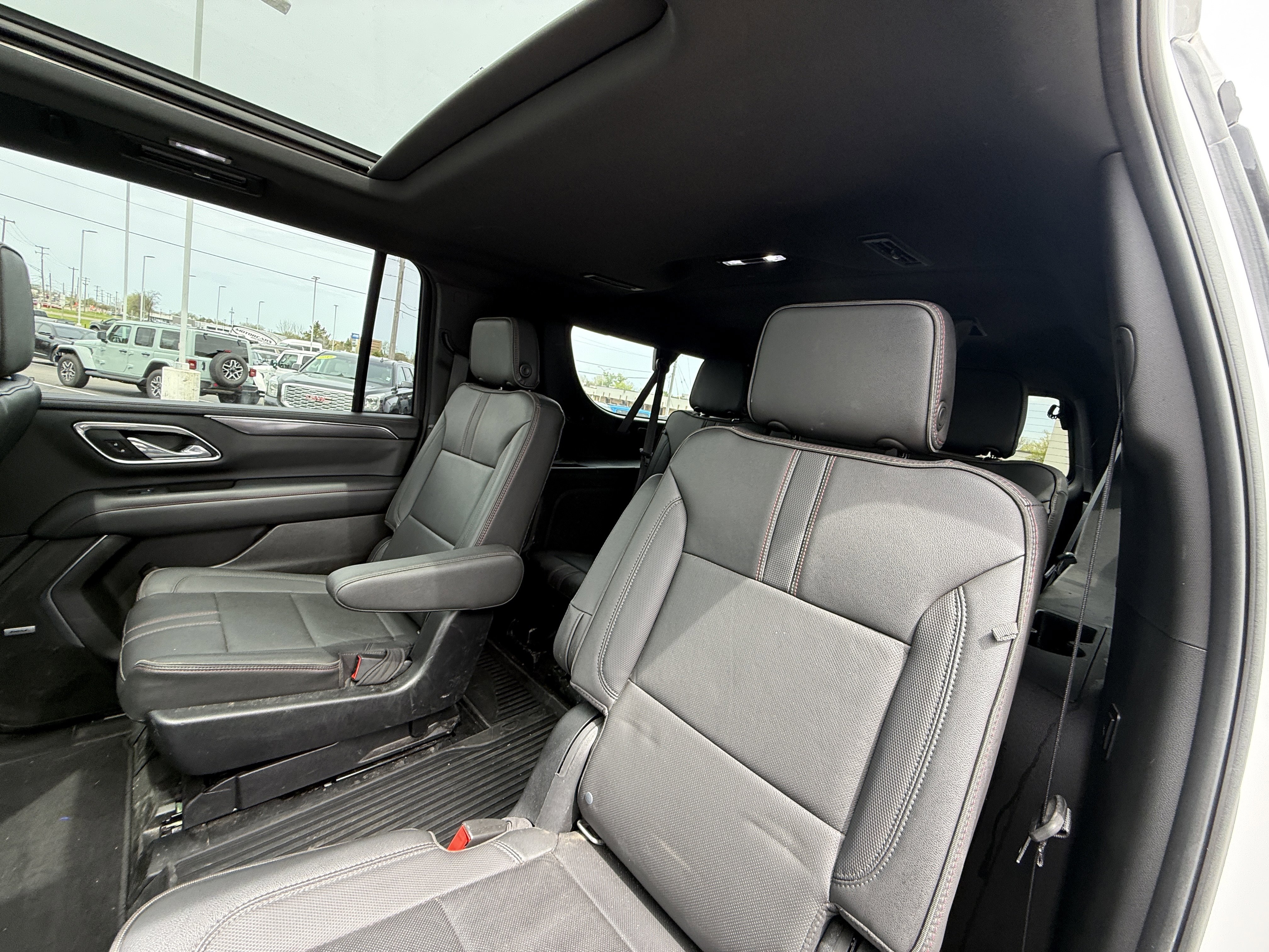 Used 2021 Chevrolet Suburban RST w/ Luxury Package AWD/4WD image 9