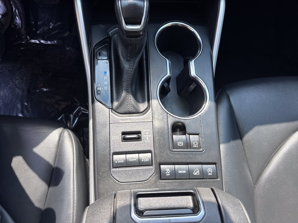 Used 2021 Toyota Highlander XLE AWD/4WD image 23