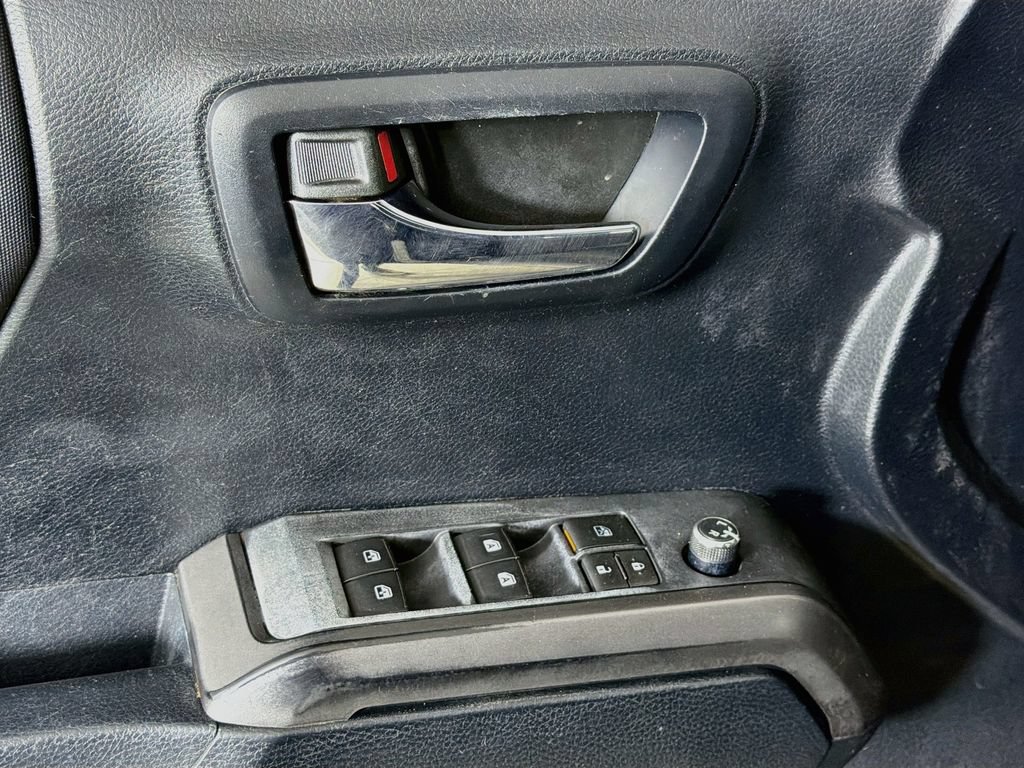 Used 2016 Toyota Tacoma TRD Sport AWD/4WD image 19