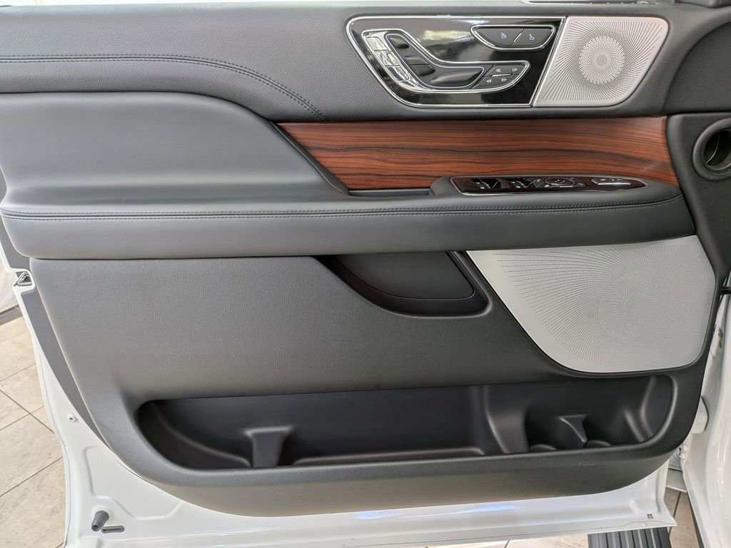 Used 2023 Lincoln Navigator Reserve image 14