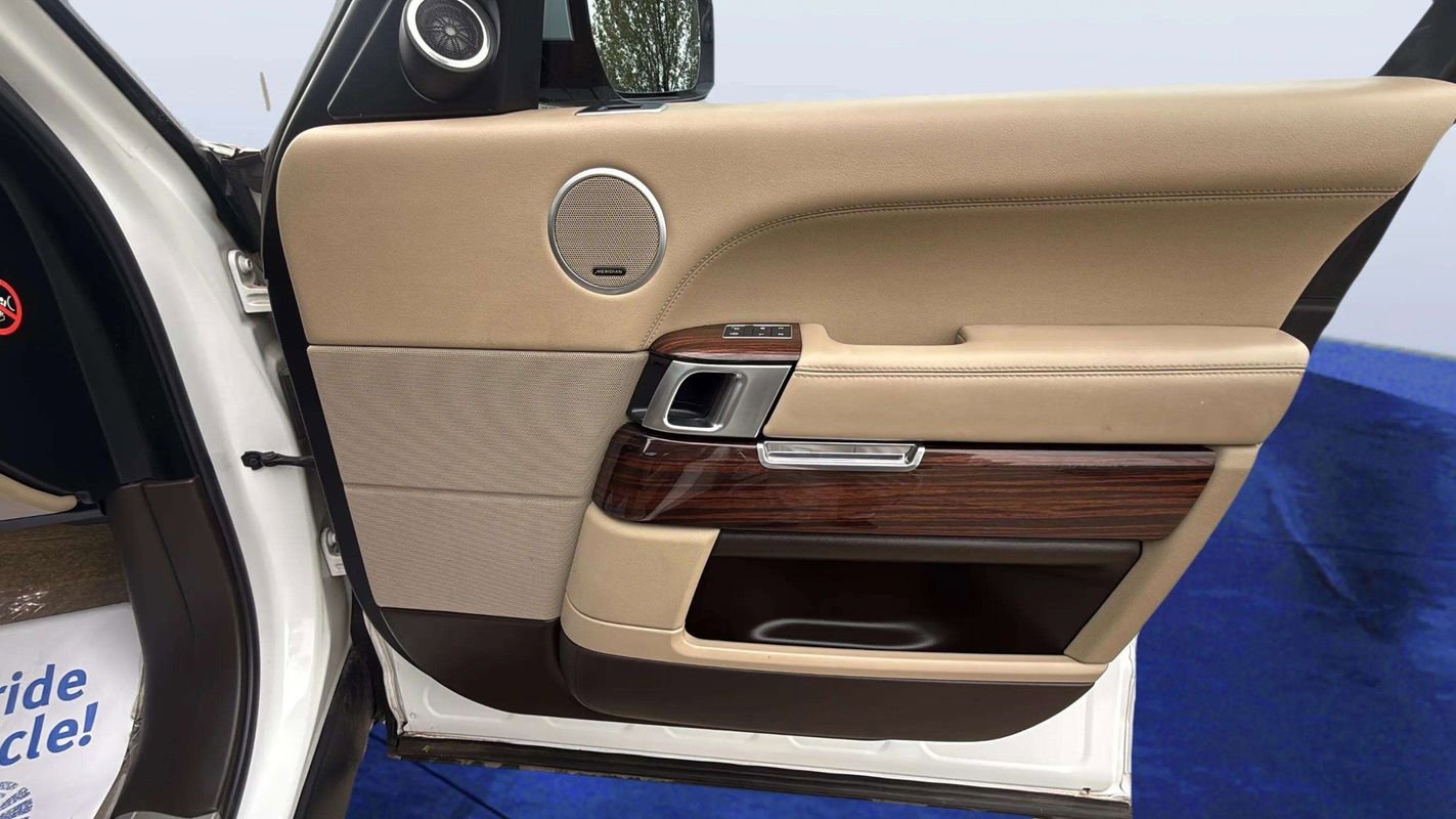 Used 2016 Land Rover Range Rover HSE image 16