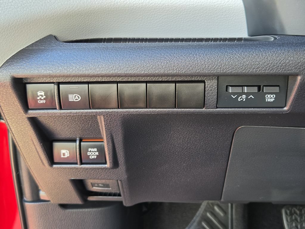 Used 2025 Toyota Sienna XLE FWD image 25