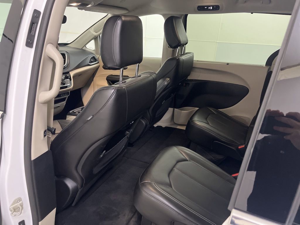 Used 2024 Chrysler Pacifica Touring-L image 26