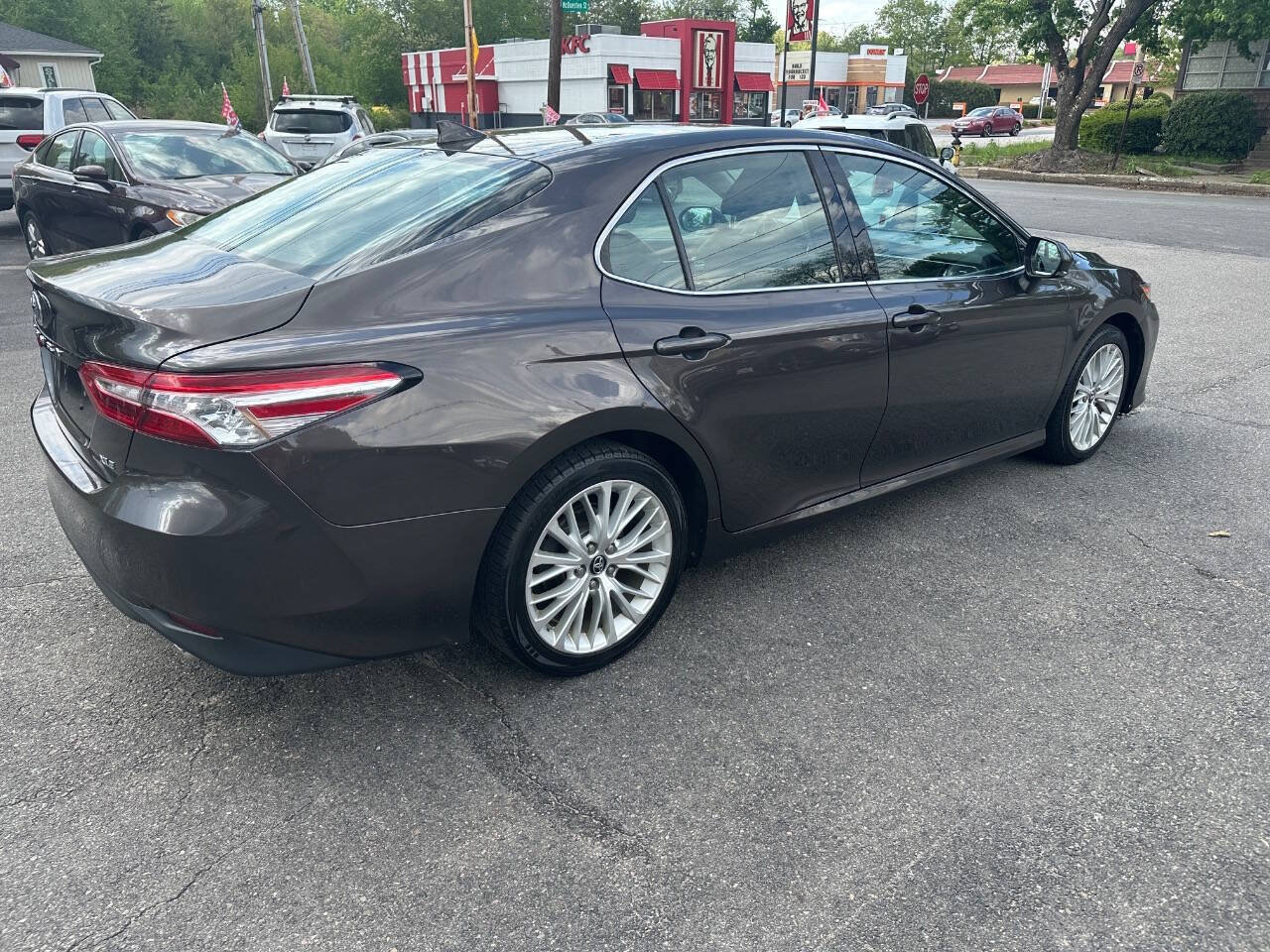 Used 2019 Toyota Camry XLE w/ Carpet Mat Package FWD image 4