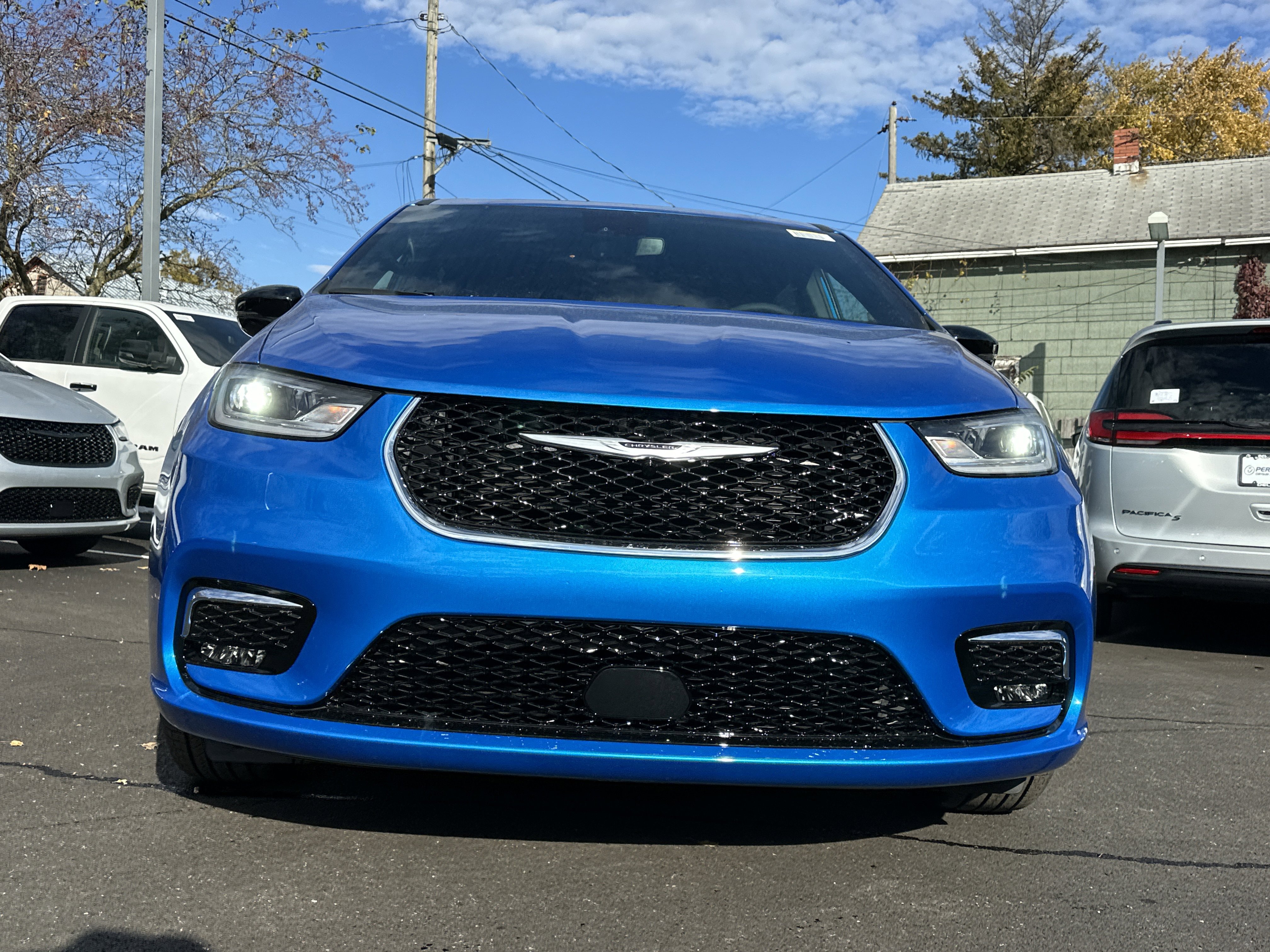 New 2026 Chrysler Pacifica Limited w/ Uconnect Theater Family Group image 20