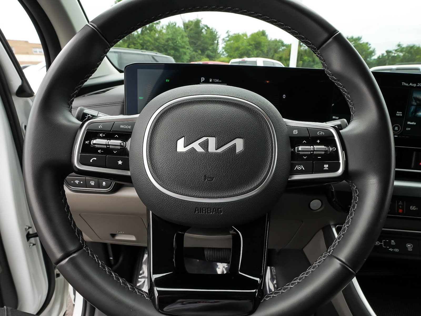 Used 2026 Kia Carnival LXS FWD image 17