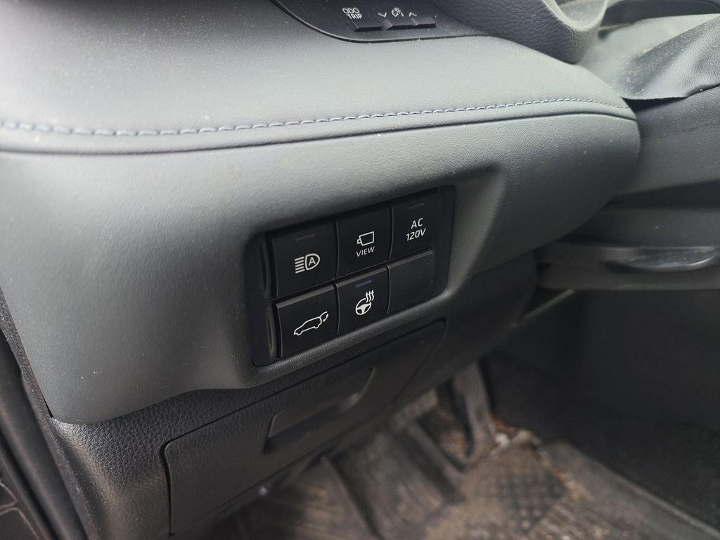 Used 2023 Toyota Highlander Limited image 9