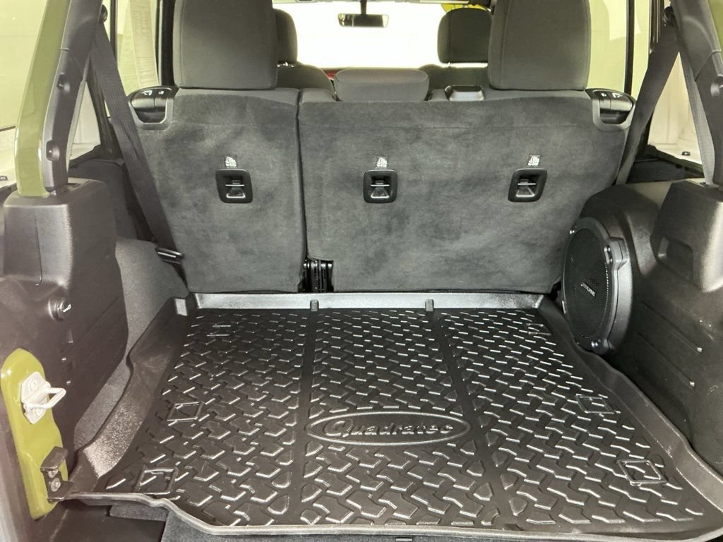 Used 2022 Jeep Wrangler Unlimited Rubicon w/ LED Lighting Group AWD/4WD image 15