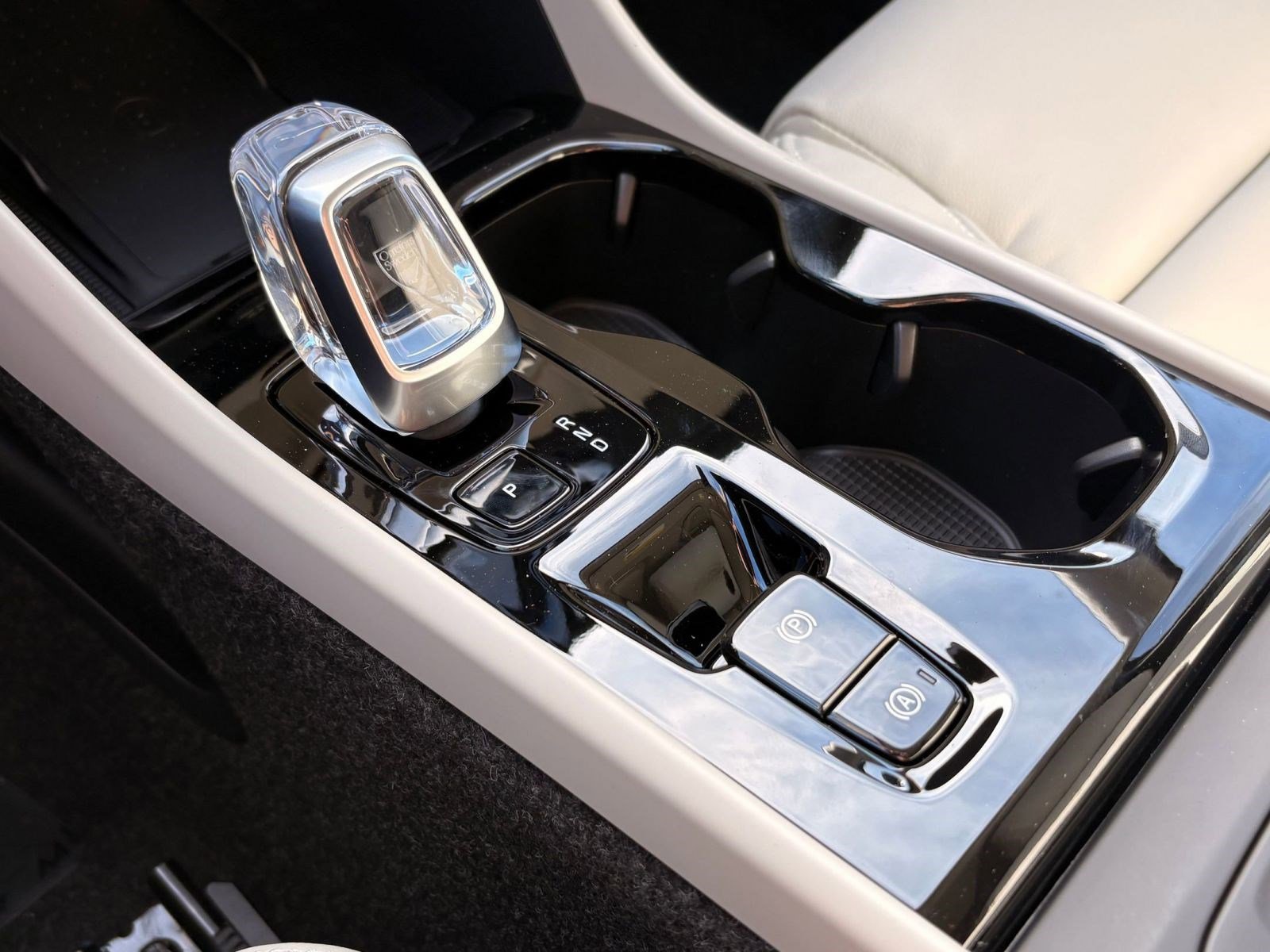 New 2026 Volvo XC40 B4 Plus w/ Climate Package image 18