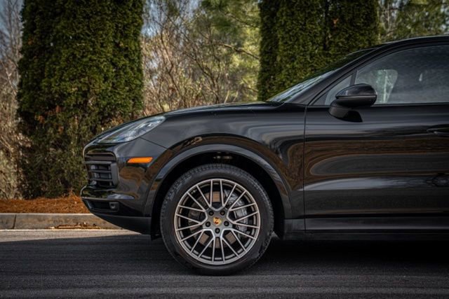 Used 2022 Porsche Cayenne Platinum Edition image 13