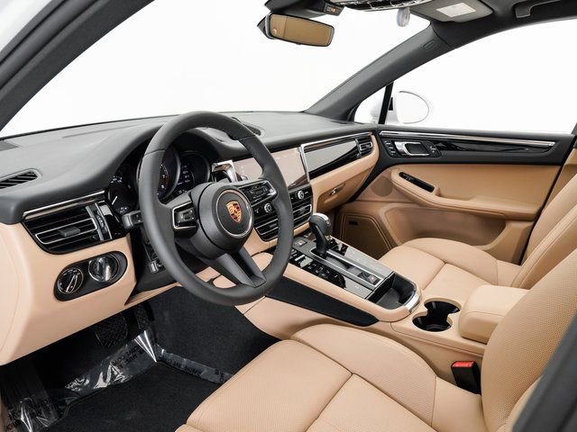Certified 2025 Porsche Macan image 4