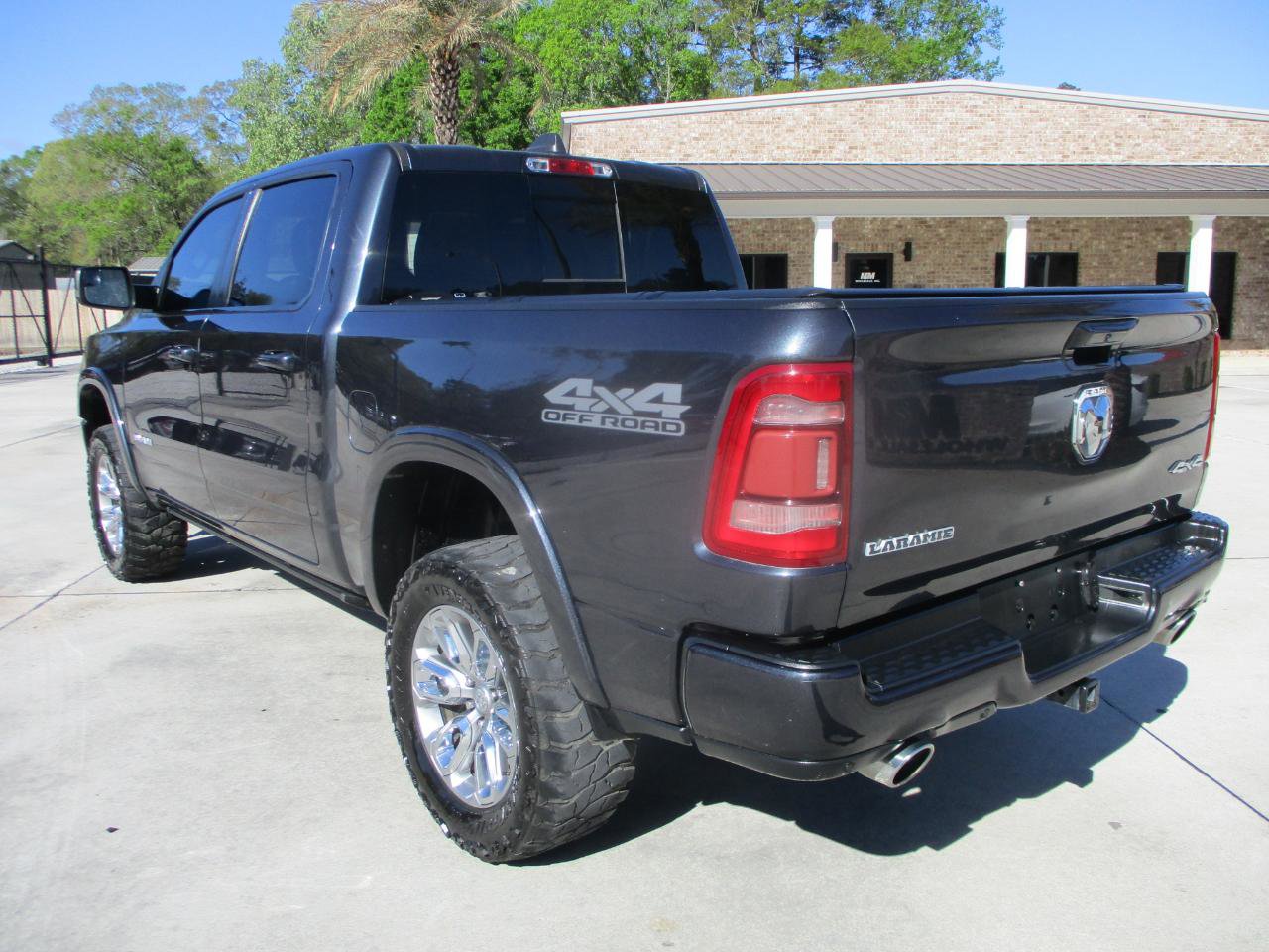 Used 2019 RAM 1500 Laramie w/ Sport Appearance Package AWD/4WD image 4