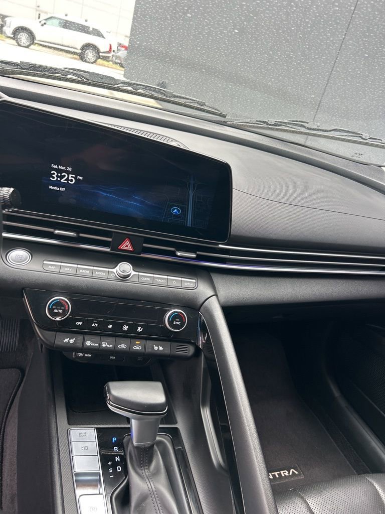 Certified 2025 Hyundai Elantra Limited FWD image 10